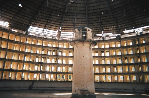 Arkitektonisk realisering av panoptikon-iden: Ett fängelse med vakttorn i mitten och celler i periferin.