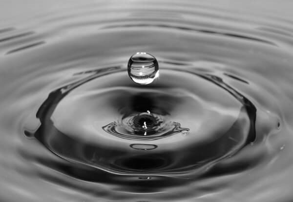 Bild av en droppe som träffar vatten