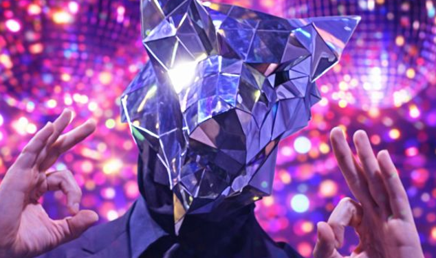 Person i glittrig mask i en discomiljö