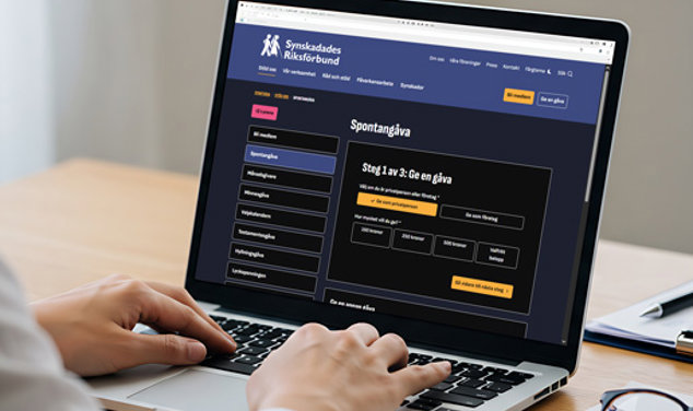 Person som använder laptop med vy från SRF:s webbplats