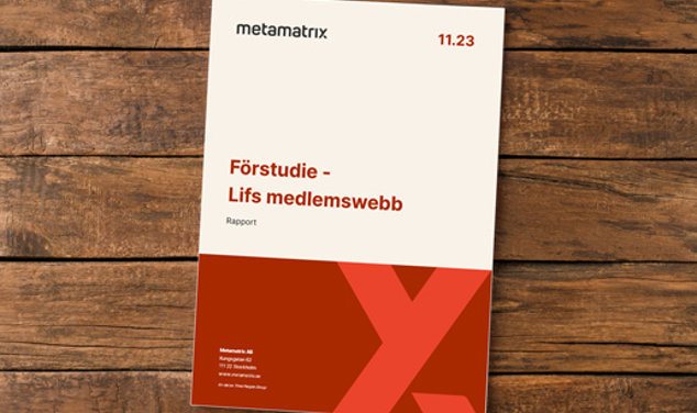 Bild på omslaget till rapporten Förstudie - Lifs medlemswebb som ligger på ett träbord.